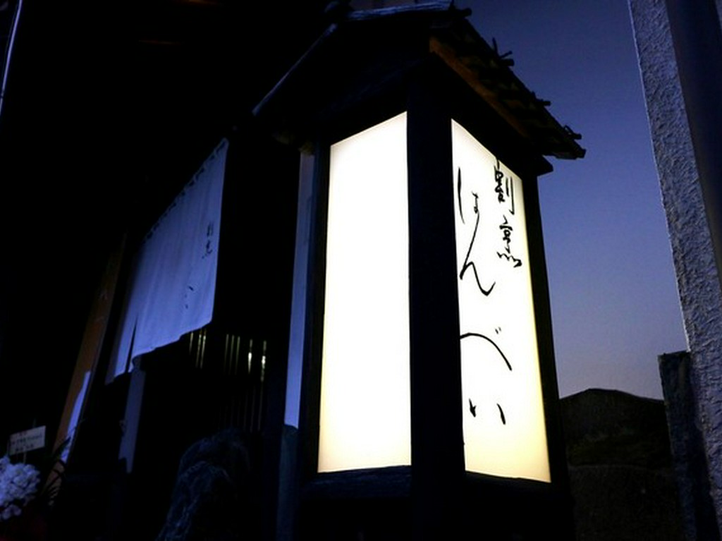 割烹仕込みの創作和食を満喫。街の喧噪を忘れさせる、静かな空間