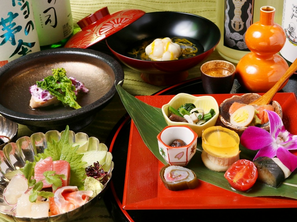 八寸・蒸し物・お肉料理・焼き魚・デザートなど全10品。接待や会食におすすめ『碧コース』