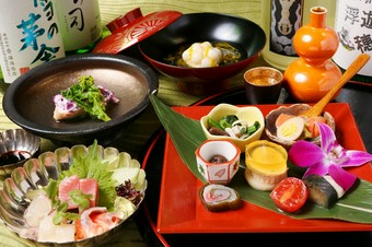 八寸・蒸し物・お肉料理・焼き魚・デザートなど全10品。接待や会食におすすめ『碧コース』