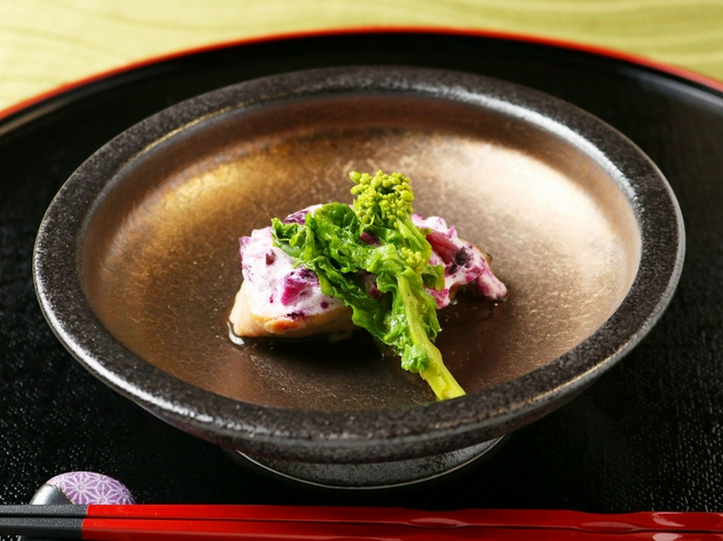 八寸・炊き合わせ・焼き魚・蒸し物など懐石全8品。誕生日や記念日におすすめ『山吹コース』
