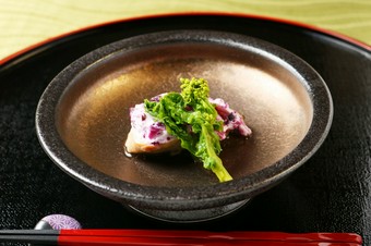 八寸・炊き合わせ・焼き魚・蒸し物など懐石全8品。誕生日や記念日におすすめ『山吹コース』