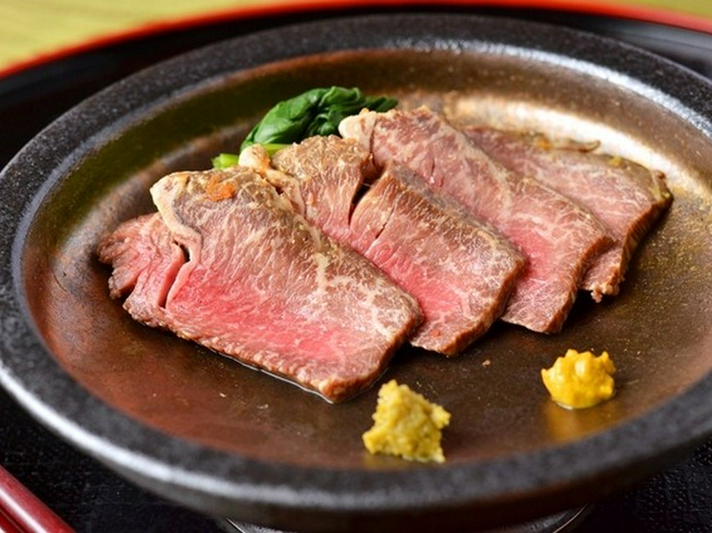 肉の旨味を逃さぬよう、じっくりと火を入れた『近江牛のたたき』