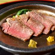 日本三大和牛のひとつである「近江牛」。店主の地元である滋賀県が誇るブランド牛です。真空低温調理によって肉の旨味を逃さぬよう、じっくりと火を入れた『近江牛のたたき』を、自家製のぽん酢・薬味と共に。