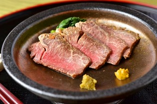 肉の旨味を逃さぬよう、じっくりと火を入れた『近江牛のたたき』