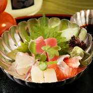 店主自ら市場まで足を運んで仕入れる、新鮮な魚介や至極の近江牛。いつ訪れても新しい味を味わって欲しいという思いから、季節ごとに厳選された旬の素材を使った、四季折々の料理が提供されています。