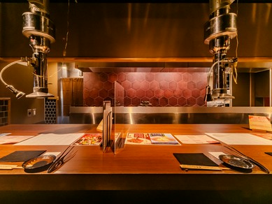 横並びに座り、ゆったりとした時間を満喫できる大人デート