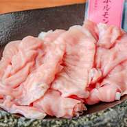 オホーツク産の豚の直腸を使用。坂口精肉店直送の新鮮ホルモンです。鮮度がいい証拠のピンク色。噛めば噛むほどおいしくなる、ホルモン好きにはたまらない人気メニューです。
