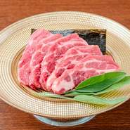 道産の昆布を使用し、独自の方法で昆布〆した一品。柔らかくてジューシー、脂がおいしいマトンサーロインです。特製ダレと山わさびで召し上がれ。昆布も食べることができます。