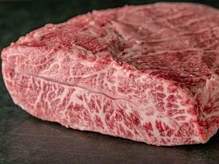 精肉店直営による徹底した鮮度管理と、職人による精肉の熟成