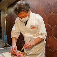 「料理を提供する際に、タイミングや盛り付けなど、利用シーンに合わせています」と語る佐藤氏。細やかな心配りと、肩ひじ張りすぎない空間づくりに力を入れています。