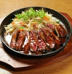 上質な牛のハラミ肉を鉄板で焼き上げました。ボリューム満点、食べ応えに確かな自信をもつ一皿。

