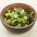“コチョリサラダ”とも呼ばれ、ちぎった野菜を盛りつけた韓国発祥のサラダです。ごま油を使った特製ドレッシングで。

