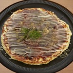 職人が一枚一枚丁寧に焼き上げてご提供するスタイルです。こだわり抜いた生地、厳選素材、そして当店オリジナルソース。それぞれの旨味を引き出す焼き方で「外はサクッと、中はふんわり」のお好み焼きをご提供します