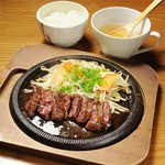上質な牛のハラミ肉を鉄板で焼き上げました。ボリューム満点、食べ応えに確かな自信をもつ一皿。
ご飯セット（ごはん・スープ）orサラダセット（サラダ・スープ）付き。ドリンク＋330円