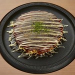 生地に特製出汁を使った自慢の関西風お好み焼き！こて吉”こだわり”のお好み焼きの生地は、かつおだし・トリガラ出汁入り。オリジナルの配合で作った「こってりソース」も売りの一つです。