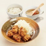サクッとジューシーな唐揚げがメイン！
ご飯セット（ごはん・スープ）orサラダセット（サラダ・スープ）付き。ドリンク＋330円


