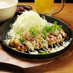 関西発祥の鉄板焼。豚肉と餅とチーズを卵で包みました！

ご飯セット（ごはん・スープ）orサラダセット（サラダ・スープ）付き。ドリンク＋330円

