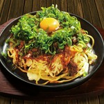 常連様の人気裏メニュー すじ・しゃぶもち・太麺・青ネギ・生卵

