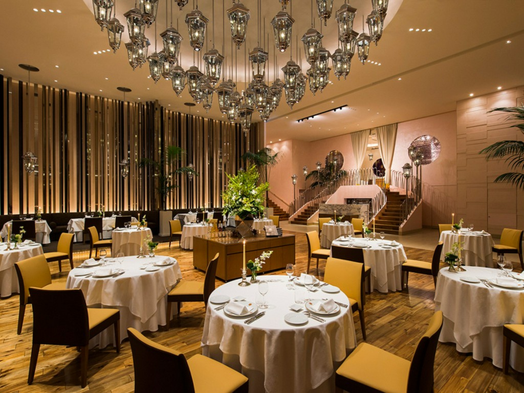 印象的なランプのシャンデリアが煌くダイニング