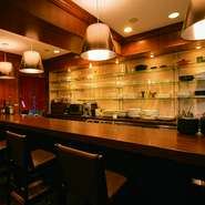 ビル4階に位置する【カーサM】は知る人ぞ知るイタリアンです。店名の「カーサ」は「家」という意味。シックで落ち着いた雰囲気の店内で、家にいるようにゆったりとリラックスしながら食事とお酒を楽しみましょう。