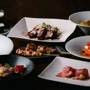 店内には完全個室を備えています。コースメニューは店自慢の味が一通りいただける『9500円コース』がオススメ。看板メニューのパルミジャーノチーズを使ったパスタや和牛の炭火焼きをワインとともに味わって。