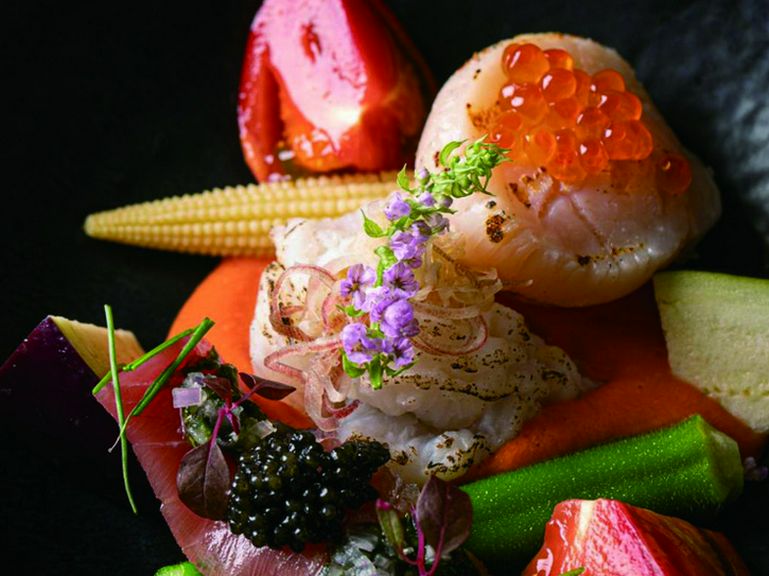 料理人が市場で厳選した四季折々の野菜や魚介類を提供