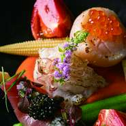 関森氏が市場で目利きしてそろえる野菜や魚介類は四季を感じられる味ばかり。コースの内容も季節ごとに異なります。その食材が一番おいしい時季に、和洋のエッセンスを含ませたサラダや炭火焼きで提供しています。