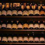 厳選されたワインストックは100種以上。フランスはブルゴーニュ地方のピノ・ノワールを中心に多なワインがそろっています。ソムリエの資格も持つ料理人の関森氏にオススメを教えてもらうこともできます。