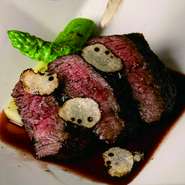 厳選した和牛を使った炭火焼きです。備長炭でじっくりと焼き上げるため香り高く仕上がっています。和牛のだしが溶け込んだ赤ワインのソースを使い、旨みたっぷりの味わいに。ワインと合わせたいメニューです。