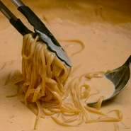 【カーサM】を訪れたら、まずはいただきたい逸品の一つ。両手で抱えるほど大きなパルミジャーノチーズの器をフランベし、溶かしたチーズと生クリームのソースを絡めて味わうパスタ。濃厚な風味を堪能しましょう。