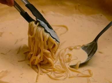 贅沢な味わい方が魅力の『パルミジャーノチーズをフランベした濃厚スパゲティーニ』