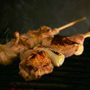 徳島県産の銘柄鶏「阿波尾鶏」を使用しています。「阿波尾鶏」はくせがなく、あっさりといただけるのが魅力。備長炭で焼き、素材のおいしさを引き出しています。赤ワイン『ピノ・ノワール』と合わせるのがオススメ。