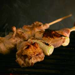 炭火焼きで素材の味をしっかりと引き出す『地鶏の串焼き』
