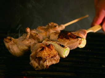 炭火焼きで素材の味をしっかりと引き出す『地鶏の串焼き』