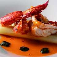 特に春先には国産アスパラを使うことにしています。太さも程よく、食べ応えがあるので付け合わせや炭火焼きで提供しているとのこと。オマール海老の下に敷くなど、ちょっとした付け合わせとして重宝しているそう。