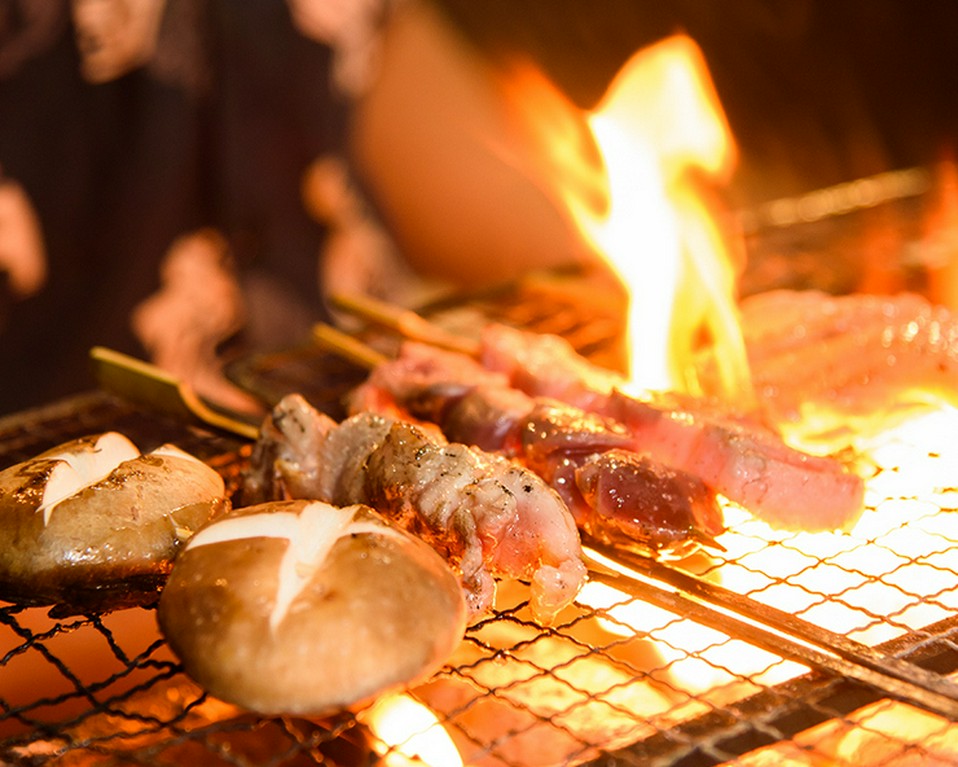 厳選食材を丁寧に焼き上げる串焼き。