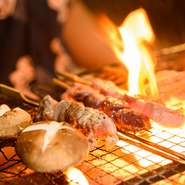 串焼きは『鶏・豚・海鮮・野菜・肉焼き』といった各ジャンルの素材を串焼き職人が素材に合わせてじっくり焼き上げます。季節の串焼きもご用意しておりますので、毎回違う串之家が楽します。