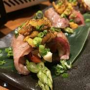 焼き野菜を和牛のスライスで巻いて雲丹と共に炙りました。