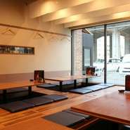 掘り炬燵席を貸し切って宴会も可能です。貸切時以外は5名掛けの掘りごたつ席としてご用意しております。