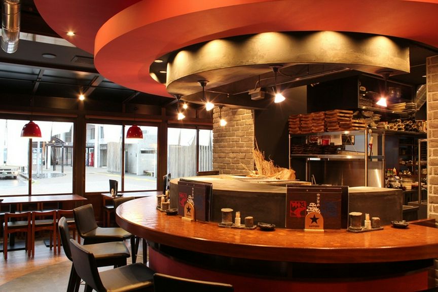 丸く並んだカウンタ―席