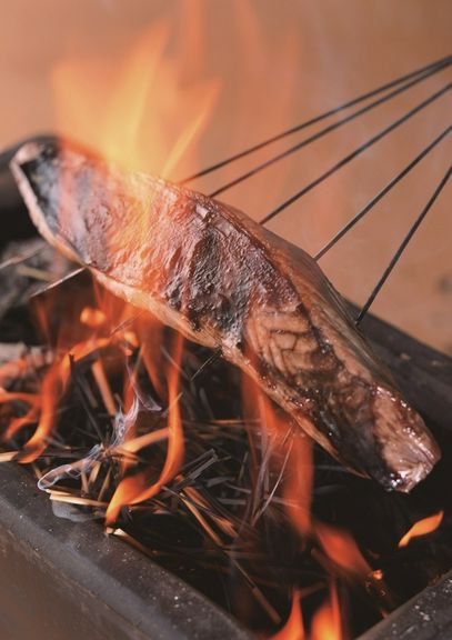 【晴゛の藁焼き】藁を使って豪快に焼きあげる鰹