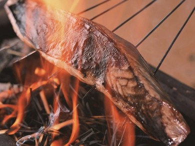 【晴゛の藁焼き】藁を使って豪快に焼きあげる鰹