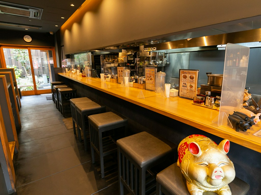 ひとりご飯もOK。料理を五感で楽しめる厨房前のカウンター席