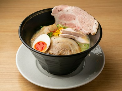 3種のチャーシューを味わえる『特製鶏白湯ラーメン』