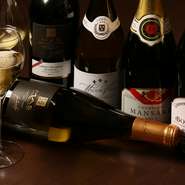 フランス、イタリアを中心に、オーストラリアやアメリカのものも、バラエティ豊かなワインがラインナップされています。普段はボトルのみでのオーダーとなる銘柄もグラスで楽しめる『デギュスタシオン』もあり。
