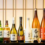 コース注文時に追加できる飲み放題プランが用意されています。手軽な『飲み放題プラン』と、さらに充実した『プレミアム飲み放題プラン』の2種類あり、シーンに応じて選べます。