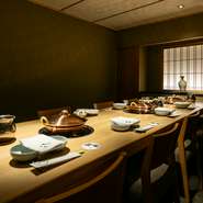 パーテーションで区切られたテーブル席や、最大20名まで対応できる大広間があり、宴会に最適。飲み放題付きの食べ放題コースも用意されており、大人数の宴会を盛り上げるのにぴったりです。