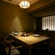 女子会にぴったりの2～4名まで利用できる個室が用意され、気兼ねなく会話を楽しめます。テーブル席も充実しており、プライベートな空間でゆっくりとくつろぎながらおいしい料理を楽しめるのがうれしいところです。