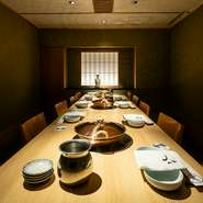 接待には5～10名が利用できるテーブル個室がオススメ。『黒毛和牛すき鍋寿司会席』など、上質な料理を味わいながら、落ち着いた雰囲気で大切なゲストをおもてなしできます。