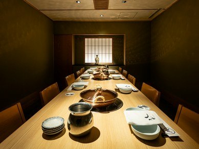 落ち着いた個室で、接待にふさわしい上質な時間を